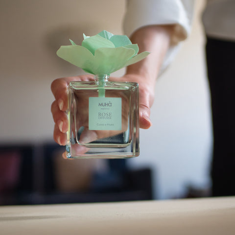 MUHA' | Luchtverfrisser Rozen Diffuser, Geur Amber Antica, Luchtverfrisser met Roos van Berkenhout, Inhoud 50 ml MUHA' | Luchtverfrisser Rozen Diffuser, Geur Amber Antica, Luchtverfrisser met Roos van Berkenhout, Inhoud 50 ml